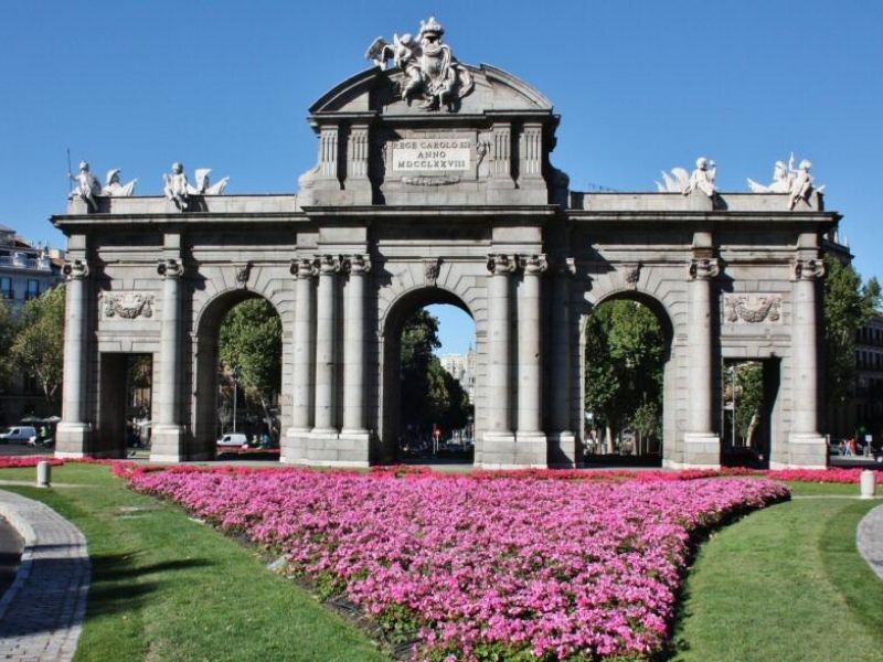 la puerta de alcalá que visitar Madrid 